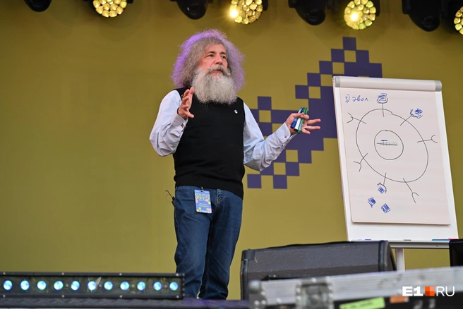 Михаил Гельфанд принял участие в фестивале науки и технологии «Контур Фест: Пикник ИТ» в Екатеринбурге. | Источник: Анастасия Сибирякова / E1.RU