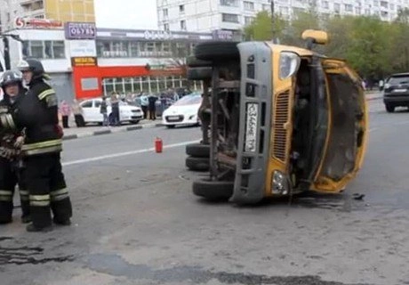 В Москве перевернулась маршрутка (видео) | ya62.ru