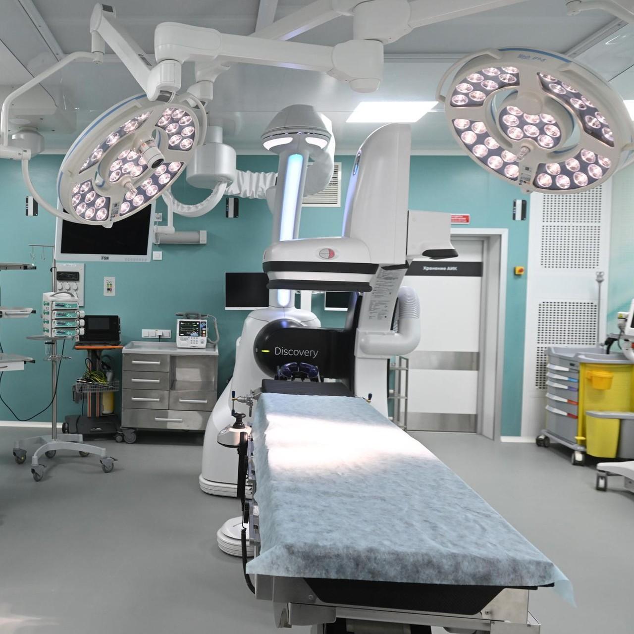 Болеет раком 4 стадии, скрывает лицо: косметологу, чья пациентка умерла во время пластики рук, вынесли меру пресечения