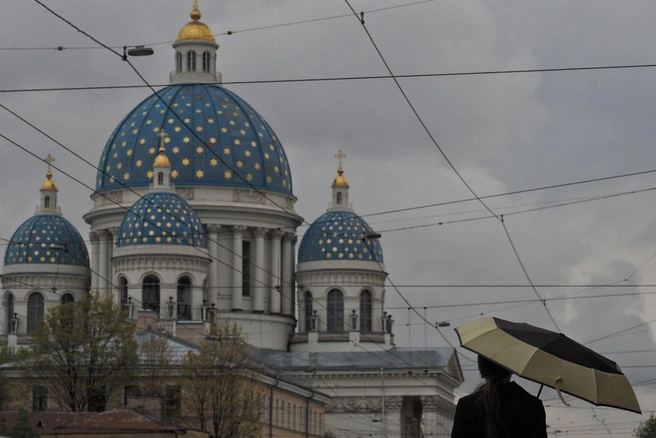 Петербург перевыполнил июньскую норму дождей. Впереди два сухих дня, но не спешите убирать зонты | Источник: Михаил Огнев / «Фонтанка.ру»