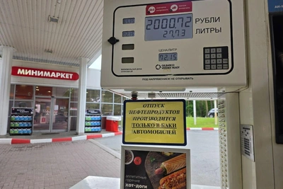 Лукойл ограничил продажу топлива в Петербурге до 100 литров