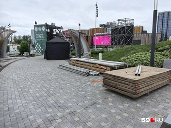 Рядом строители готовят площадку для Дня города&nbsp;— он уже в пятницу | Источник: Василина Любимова / 59.RU