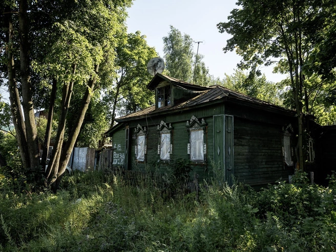 Старый дом под деревьями на окраине улицы. | Источник: Александр Куренной / 76.RU