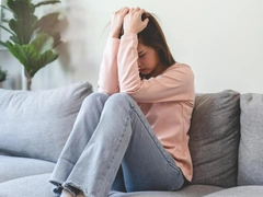 Мать устроила домашний концлагерь своей 16-летней дочери — девушка 5 лет жила взаперти