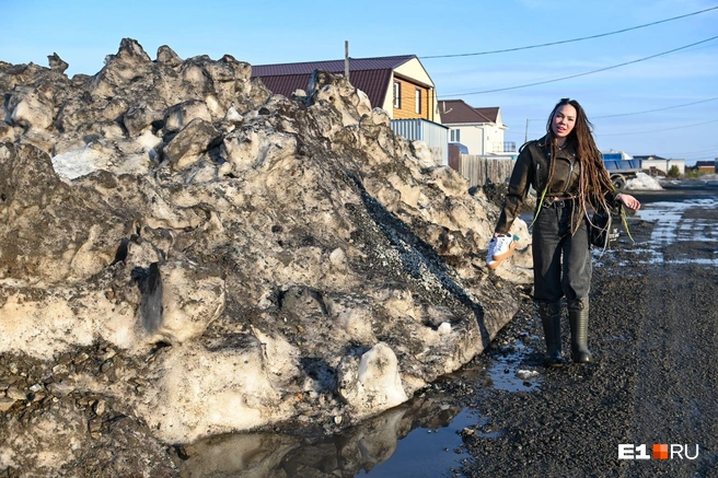 Огромные кучи снега весной трансформировались в не менее внушительные лужи | Источник: Дмитрий Емельянов / E1.RU