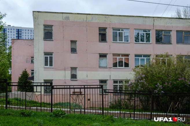 Школьникам приходится ходить в соседний район через гаражи и лес | Источник: Булат Салихов