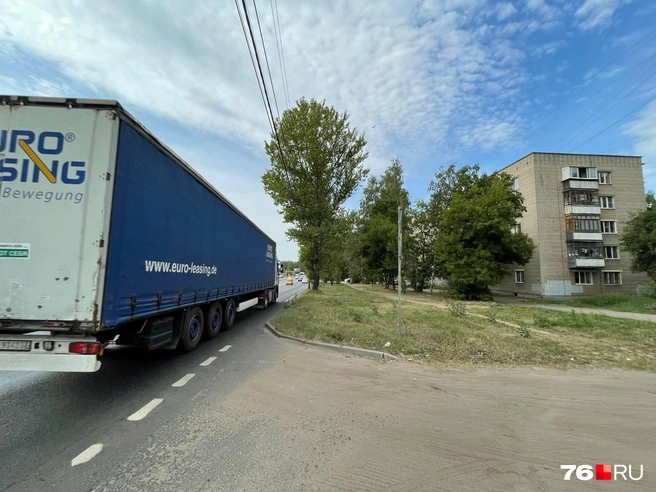 Люди на улице Нефтяников в Ярославле вынуждены жить под вечный грохот машин | Источник: Алёна Косточкина
