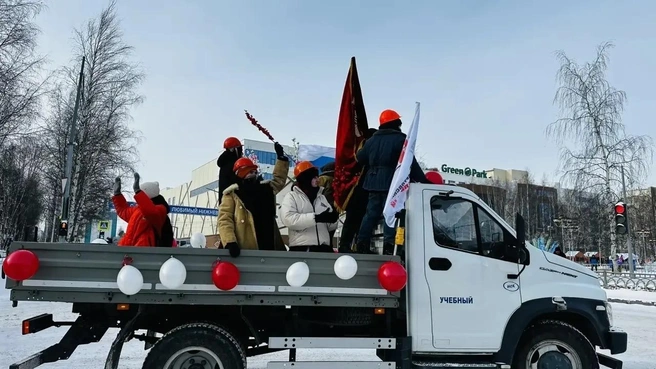 Куда же без каски в нефтяном городе | Источник: Администрация Нижневартовска