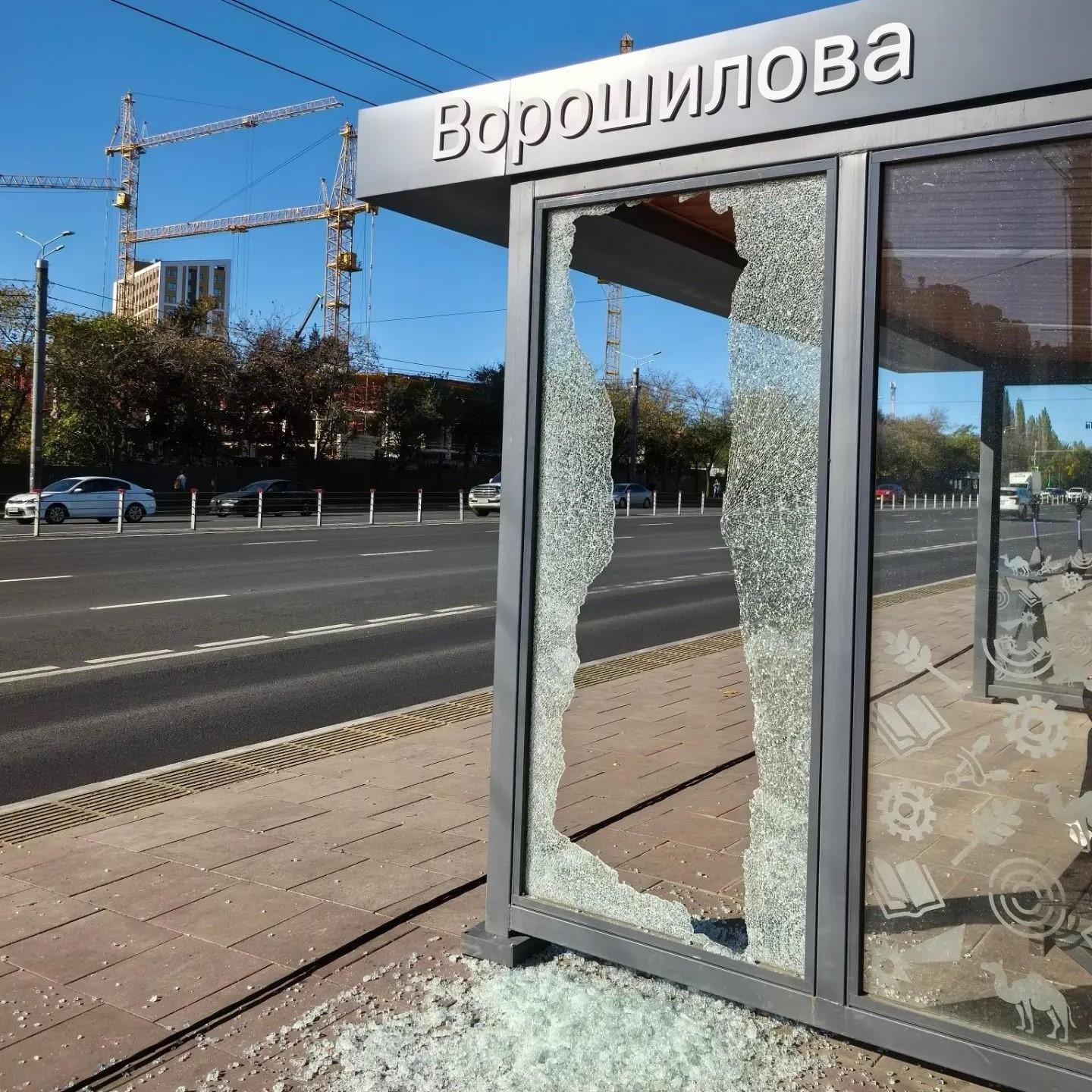 На Братьев Кашириных рядом с кампусом разбили новый остановочный павильон