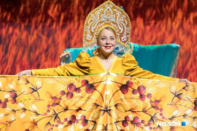 Костюмы девушек раскрывались как веер | Источник: Мария Ленц / NGS24.RU