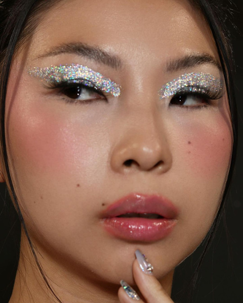 13 ярких и необычных идей праздничного макияжа на Новый год 2023