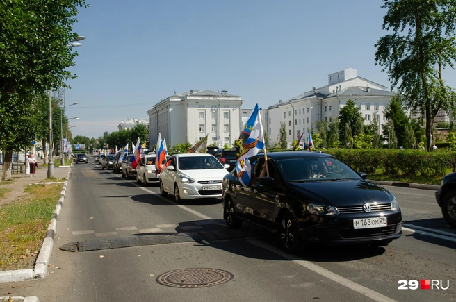 Автомобилисты устроили громкое шоу в центре Северодвинска: смотрите, как они отмечают день ВМФ | Источник: Александр Тонких / 29.RU
