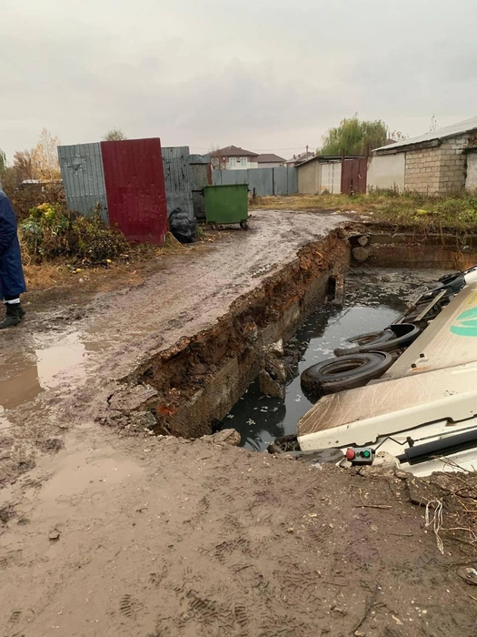 Выгребная яма расположена около контейнерной площадки | Источник: читатель 63.RU