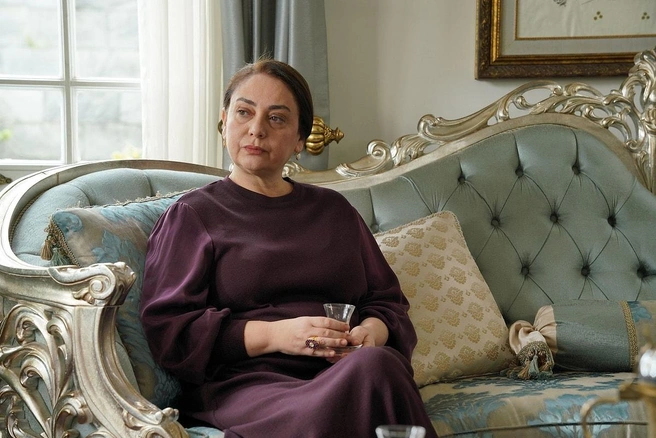 Уход актрисы стал шоком для фанатов сериала | Источник: кадр из сериала «Клюквенный шербет» (18+), студия Gold Yapım, реж. Хакан Ketche Кырвавач, 2022–2026 годы