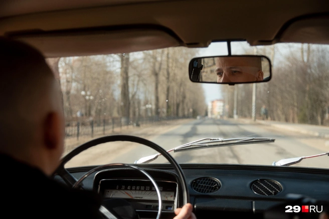 Денису нравится эстетика советского автомобиля | Источник: Иван Митюшев / 29.RU
