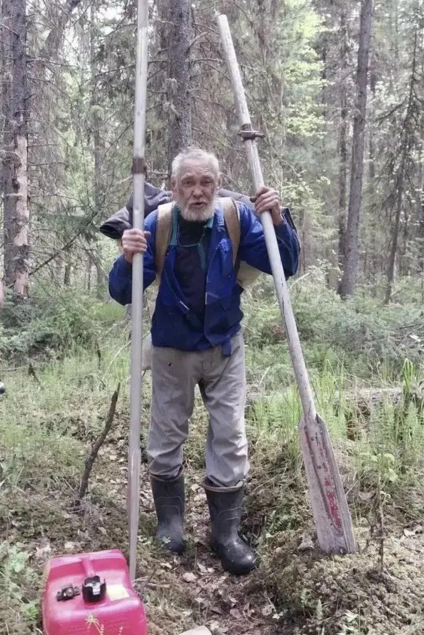 Мужчину с татуировкой нашли в лесу под Братском. Полиция устанавливает его личность