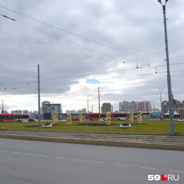 Столбы бросаются в глаза издалека&nbsp;— они выбиваются из пейзажа Центрального рынка | Источник: Тимофей Калмаков / 59.RU