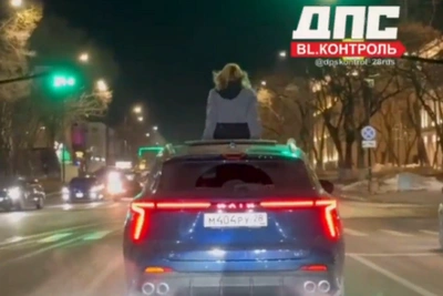 Автоледи в Благовещенске оштрафована за перевозку девушки на крыше