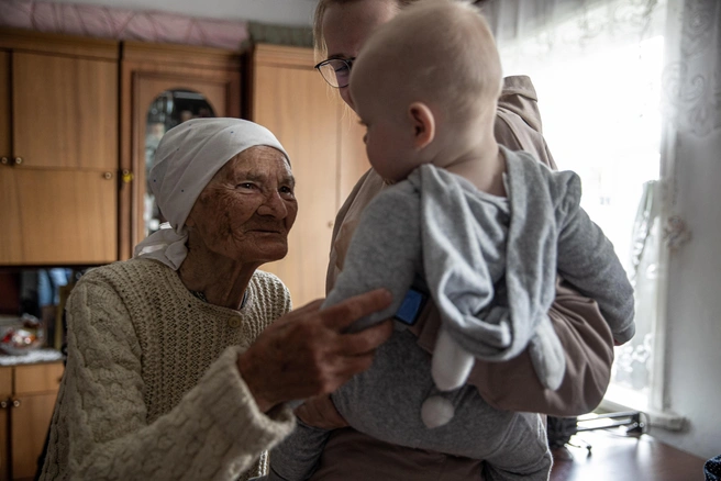 Бабушки часто считают, что они лучше знают, как воспитывать детей, ведь у них есть опыт. | Источник: Александр Ощепков / NGS.RU