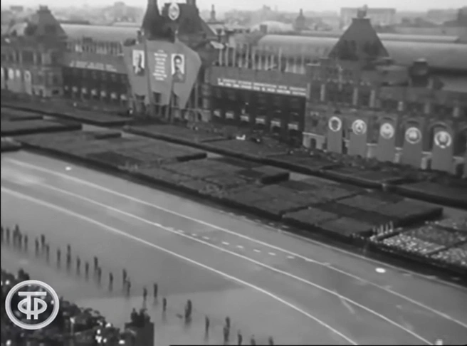 Еще один кадр с исторического Парада Победы в 1945 году — колонны военных проходят через Красную площадь | Источник: кадр из документального фильма «Парад Победы» (12+), реж.: В. Беляев, И. Вежнер, И. Посельский, 1945 г.