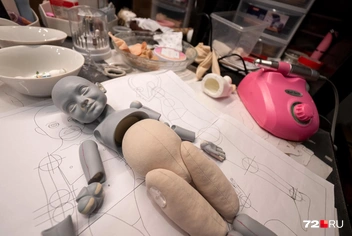 Анастасия отлично умеет работать в графических программах и чертежи для свои кукол делает сама | Источник: Илья Чикотин / 72.RU