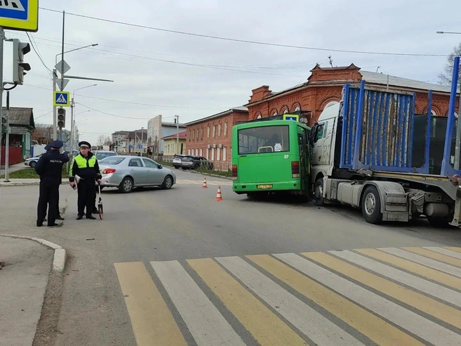 Пострадавших с места аварии увезли в больницу | Источник: УГИБДД по Свердловской области