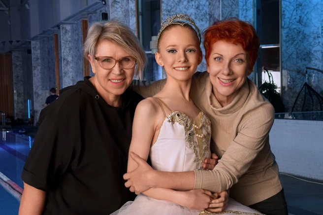 Режиссер Яна Недзвецкая, юная актриса Инна Новикова и ее опытная коллега Оксана Сташенко | Источник: «Кинопоиск»