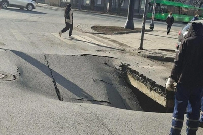 Асфальт провалился на проезжей части в Челябинске