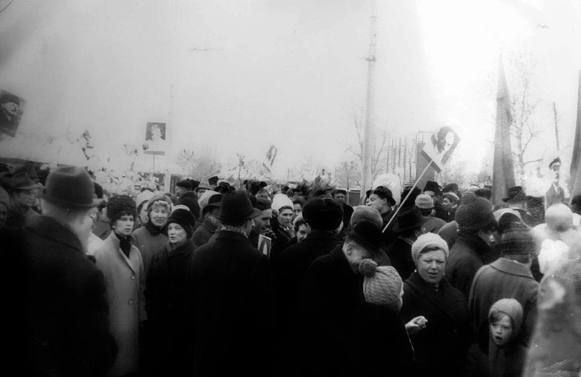 На демонстрации приходили всей семьей | Источник: Новосибирск в фотозагадках / nsk-kraeved.ru