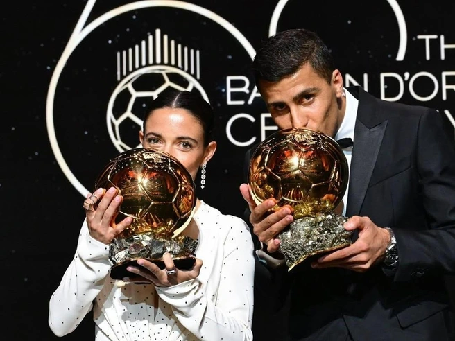 Как бы ни казалось легко с первого взгляда, футболисты ради фото держат в руках 12 килограммов | Источник: Ballondorofficial / Instagram.com (экстремистская организация, деятельность запрещена на территории РФ)