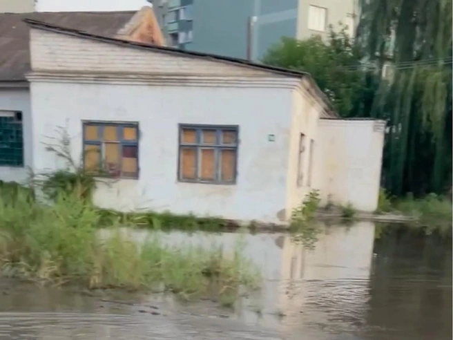 Улица превратилась в полноводное озеро из питьевой воды | Источник: читатели V1.RU
