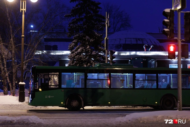 С самого утра по Тюмени ездит общественный транспорт. Сегодня он не забит пассажирами&nbsp;— такое не всегда можно увидеть | Источник: Ирина Шарова / 72.RU