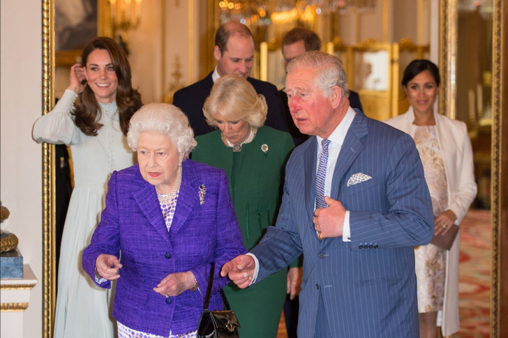 СМИ: Елизавета II регулярно навещает Сассексов во Фрогмор-хаусе, чтобы сплотить семью