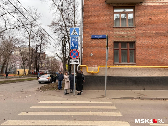 Дорожный знак, запрещающий остановку | Источник: Валерия Животовская / MSK1.RU