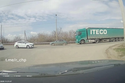 Иномарка задом врезалась в КАМАЗ на трассе под Волгоградом