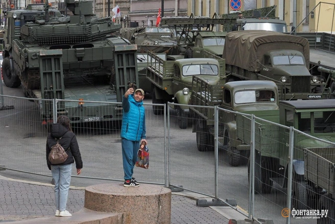 В Петербурге началась репетиция парада ко Дню Победы. Движение в центре города будет перекрыто до вечера | Источник: Михаил Огнев / «Фонтанка.ру»