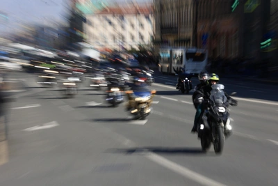Мотоциклам могут разрешить ездить по выделенным полосам
