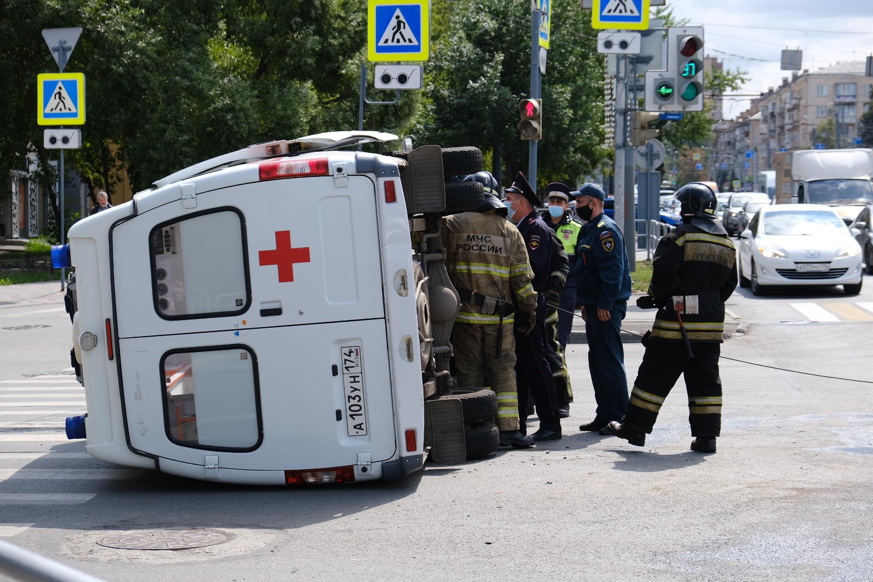 На перекрестке улиц Коммуны и Энгельса в Челябинске перевернулась скорая  помощь, ДТП, 13 июля 2021 г. - 13 июля 2021 - 74.ру