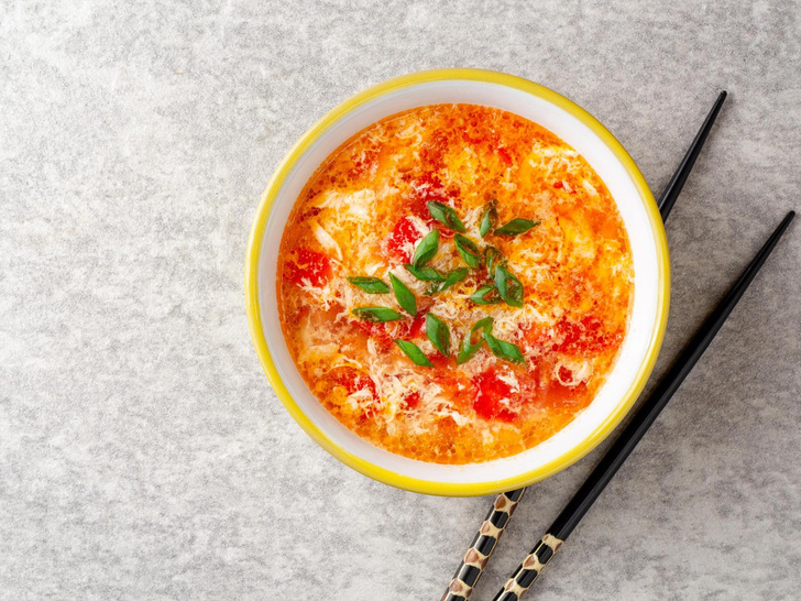 Ароматный китайский суп с томатами и яйцами всего за 15 минут: простой рецепт невероятного ужина