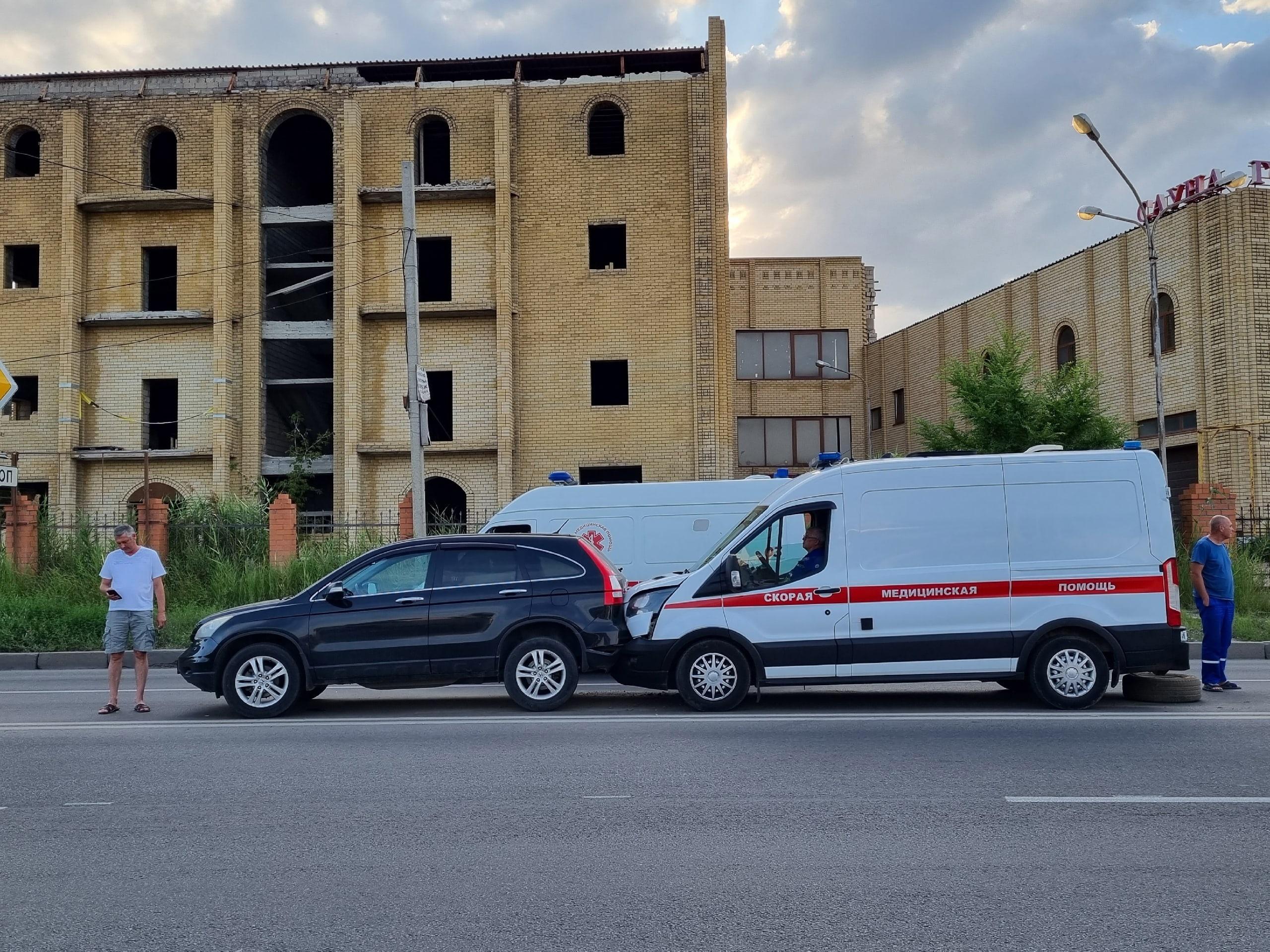 В Волгограде собралась огромная пробка из-за массовой аварии с автомобилем скорой  помощи - 9 июля 2023 - V1.ру