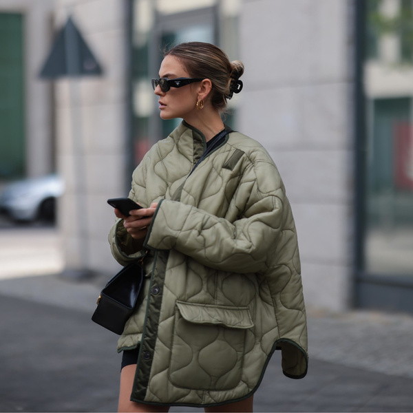 Фото №1 - Бабуля точно одобрит: подборка самых теплых и модных стеганых пальто