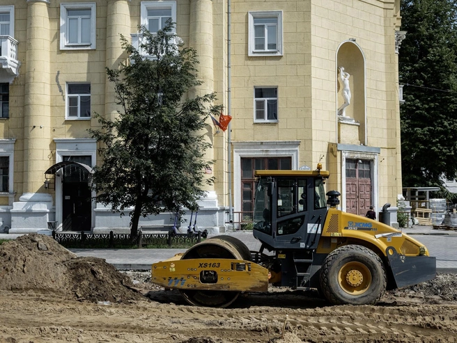 Дорожное основание разравнивает каток | Источник: Александр Куренной / 76.RU