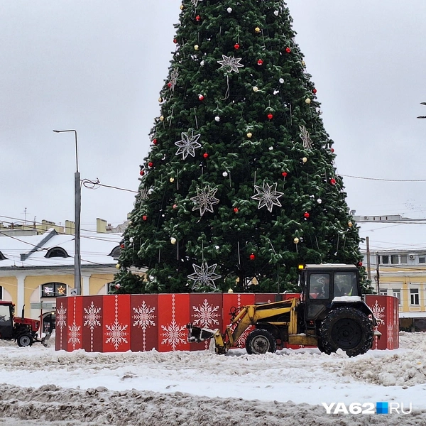Вход на Почтовую убирают несколько машин | Источник: Мария Борзева / YA62.RU