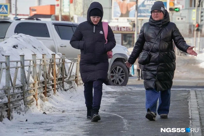 Есть и те, кто облачается в черный цвет. Омички предпочитают практичный подход к выбору одежды | Источник: Евгений Софийчук / NGS55.RU