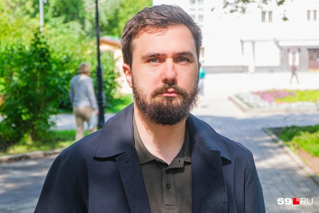 Антон говорит, что у него договор с УК, поэтому тарифы будут расти только с разрешения собственников | Источник: Тимофей Калмаков / 59.RU