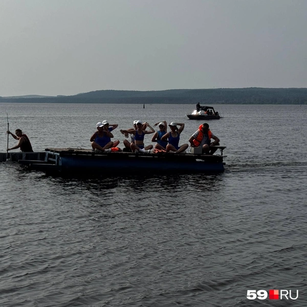И вот уже группа в синих купальниках на воде | Источник: Алексей Кожевников / 59.RU