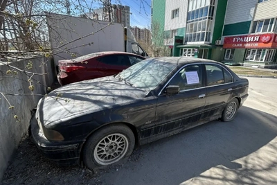 В Новосибирске нашли брошенный BMW возле высотки на Бориса Богаткова