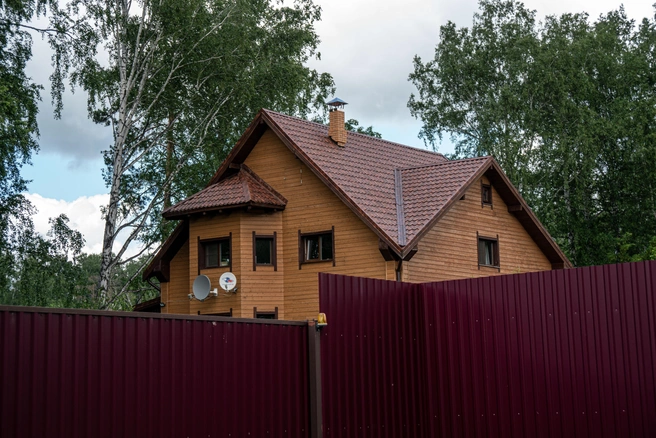 Высокие заборы теперь можно ставить только с внешней стороны участка | Источник: Александр Ощепков / NGS.RU