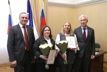 Олег Димов (слева) награждает воспитателя из Бугуруслана Лию Галееву. Она тоже в партийных списках. | Источник: Инфоцентр Оренбуржья-56 / t.me