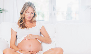 Чем мазать живот при беременности, чтобы сохранить упругость кожи?